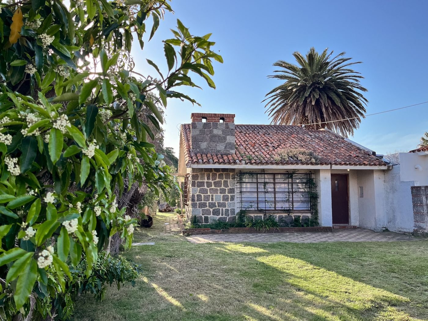 Casa de piedra y jardín